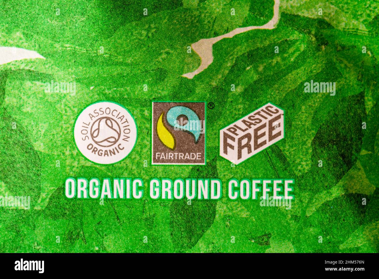 Soil Association Organic, Fairtrade und Plastic Free Logos auf einer Packung Bio-gemahlenem Kaffee. Stockfoto