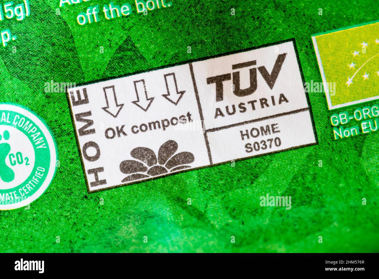 Der TÜV Austria OK Compost Home Markierung bedeutet, dass eine Tasche bei niedrigen Temperaturen auf dem heimischen Komposthaufen wird biologisch abgebaut. Stockfoto