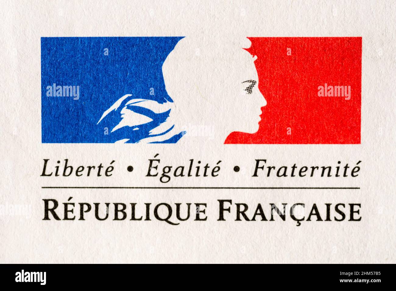 Liberté Equalité Fraternité, das Motto der Französischen Republik, gedruckt auf einem offiziellen Dokument. Stockfoto