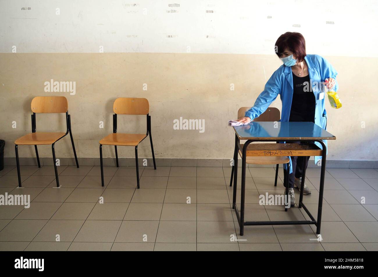 Italien, Arezzo, 17. Juni 2020 : Galileo Galilei Industrial Technical School, erster Tag der Reifeprüfungen 2020. Im Bild die Hygiene der Stockfoto
