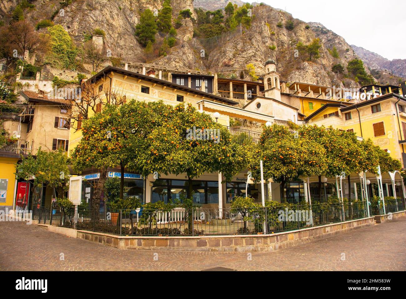 Limone sul Garda, Italien - Dez 24th 2021. Eine ruhige Uferstraße im Winter in der Stadt Limone sul Garda am Nordostufer des Gardasees Stockfoto