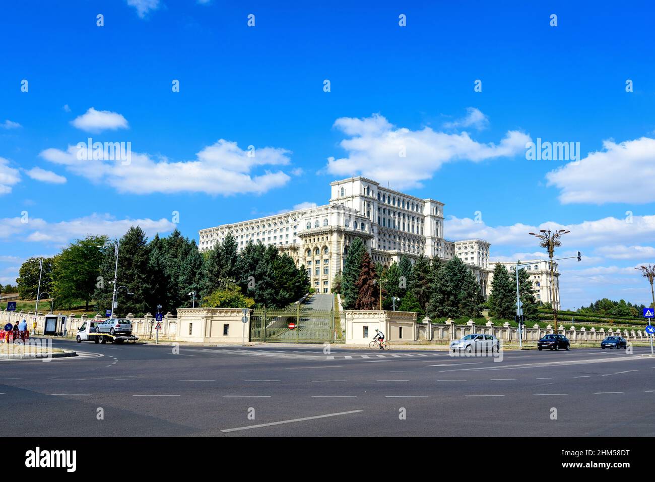 Bukarest, Rumänien, 2. Oktober 2021: Der Palast des Parlaments, auch bekannt als Volkshaus (Casa Poporului) auf dem Constitutiei-Platz (Piata Constitut Stockfoto