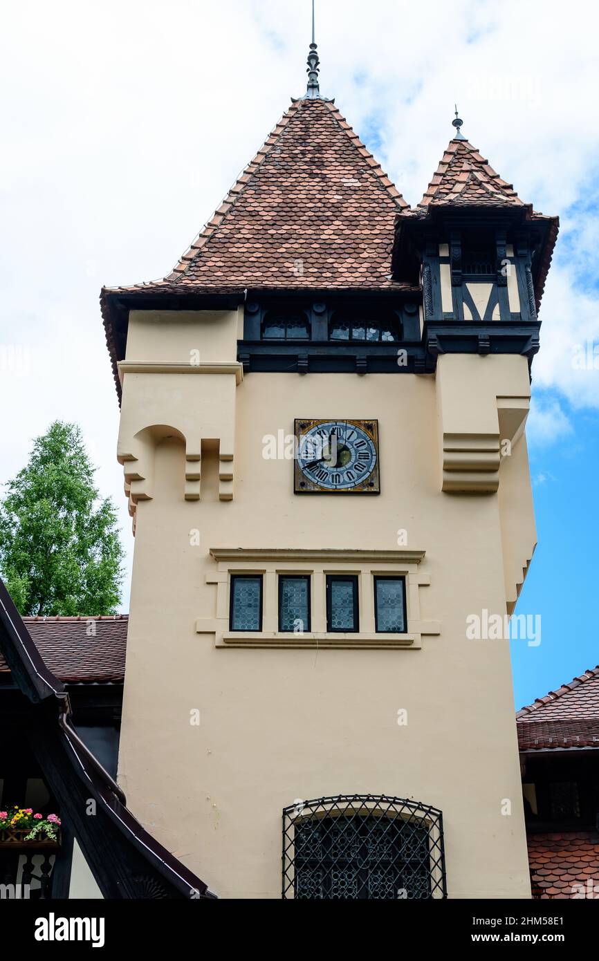 Sinaia, Rumänien - 3. Juli 2021: Alte historische Villa in der Nähe des Schlosses Peles, in der Nähe des Bucegi-Gebirges (Muntii Bucegi) im Prahova-Tal (Valea Pra Stockfoto