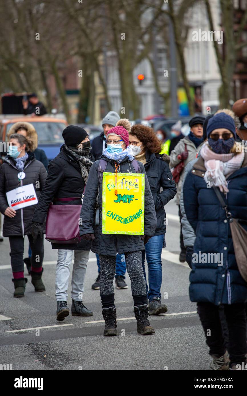 Wiesbaden, Deutschland - 05. Februar 2022: Während Deutschland gegen eine fünfte Coronavirus-Welle kämpft, gingen Menschen auf die Straße, um gegen COVID-19-Beschränkungen und ein mögliches Impfmandat in der Innenstadt von Wiesbaden zu schimpfen Stockfoto