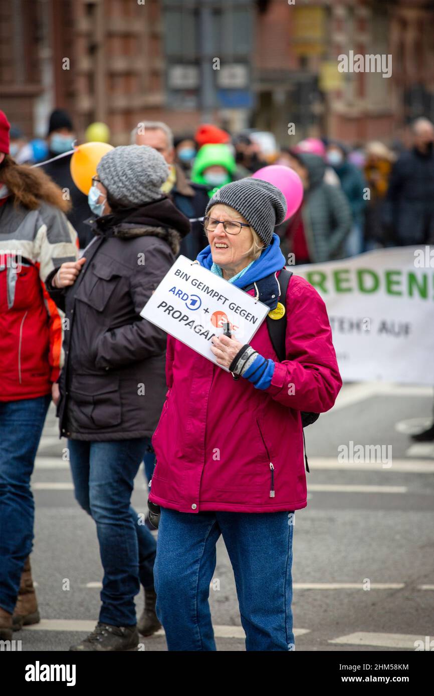 Wiesbaden, Deutschland - 05. Februar 2022: Während Deutschland gegen eine fünfte Coronavirus-Welle kämpft, gingen Menschen auf die Straße, um gegen COVID-19-Beschränkungen und ein mögliches Impfmandat in der Innenstadt von Wiesbaden zu schimpfen Stockfoto