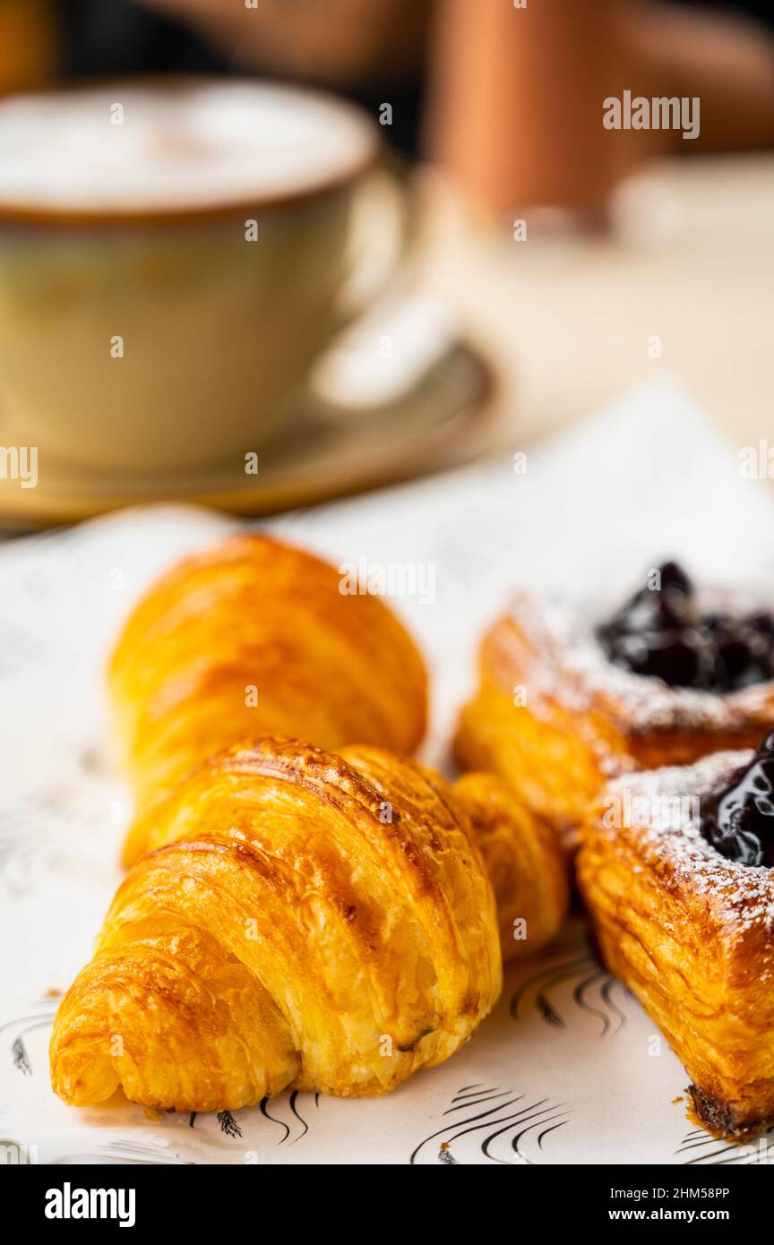 Croissant und dänisches Gebäck auf dem Frühstückstisch Stockfoto