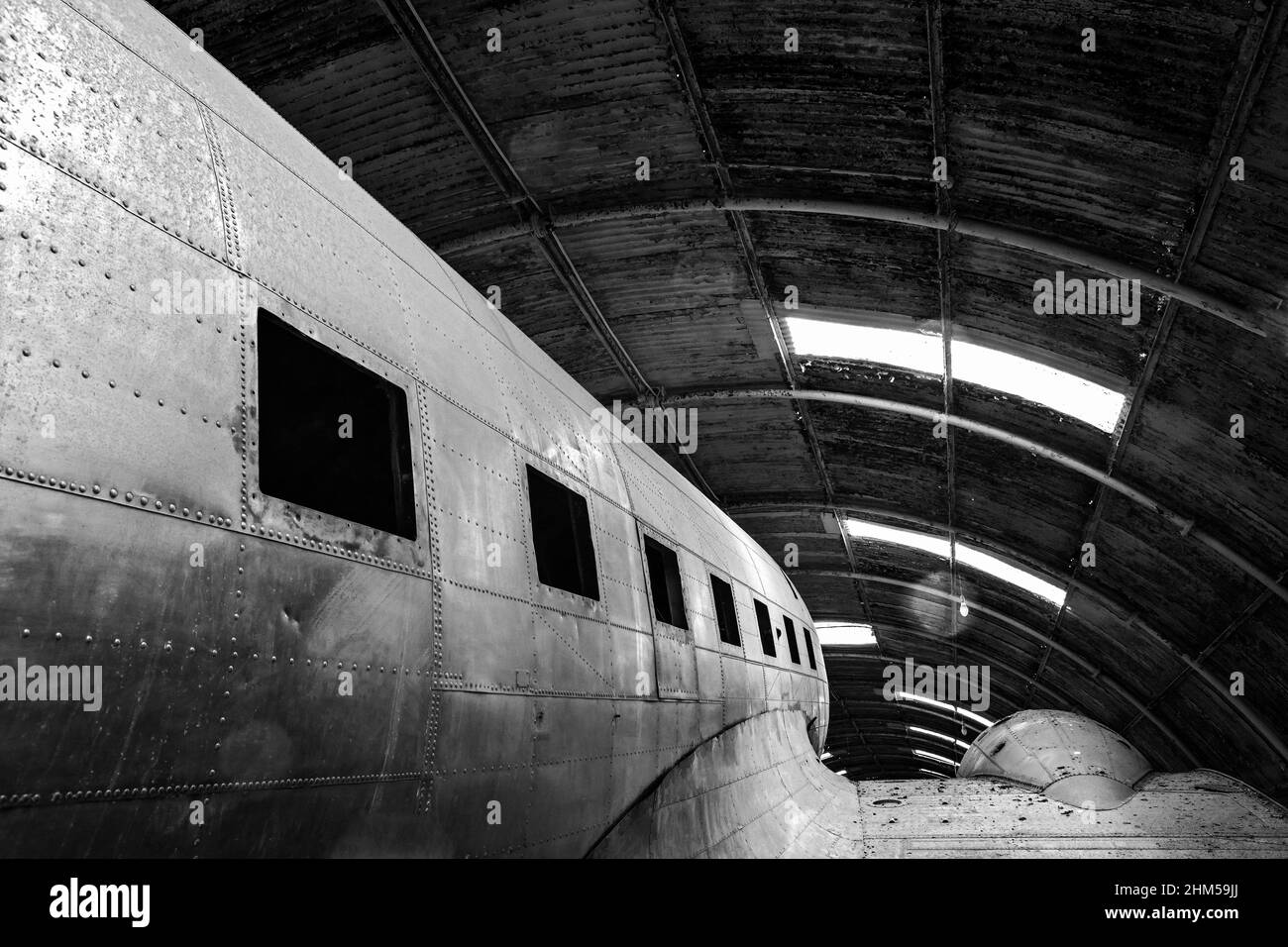 Alter Flugzeugrumpf im Hangar in Monochrome Stockfoto