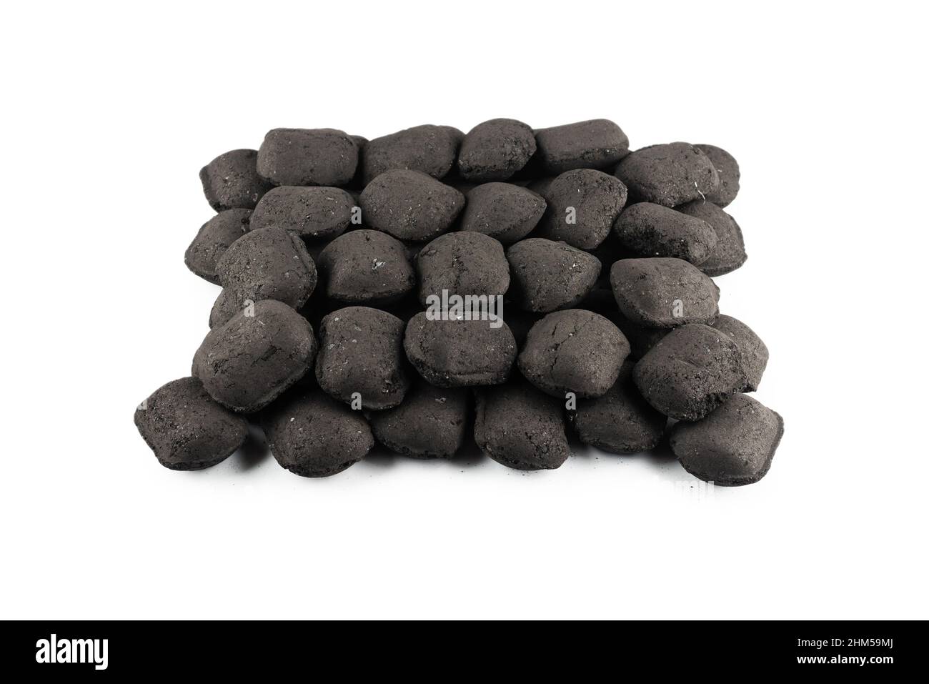 Schwarze Eichenkohle isoliert auf weißem Hintergrund. Stockfoto