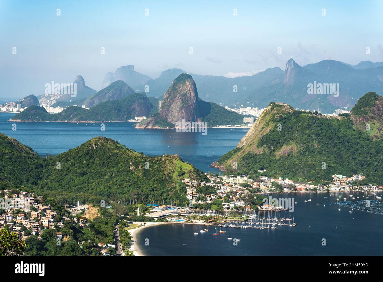 Wunderschöne Aussicht auf das Meer, die Stadt und die grünen Regenwaldberge in Rio Stockfoto