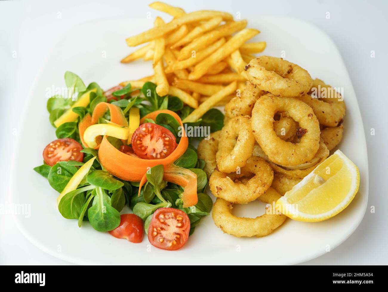 Typisch spanische Portion gebratener Tintenfisch Stockfoto