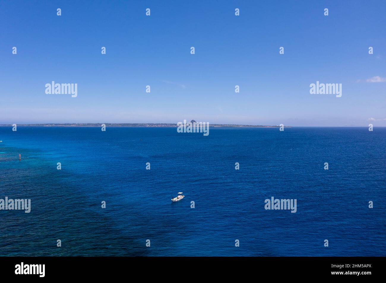 Sonniger blauer Tag im Ostchinesischen Meer Drohne erfasst Boot und IE-Insel Stockfoto