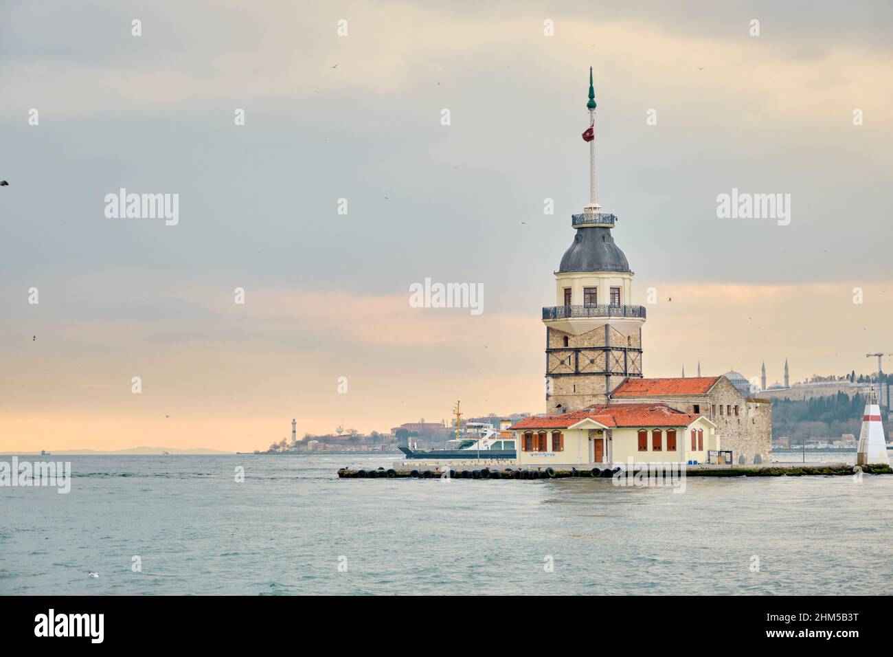 Silhouette des Maiden-Turms in istanbul ist der lokale Name kiz kulesi während des Sonnenuntergangs Stockfoto
