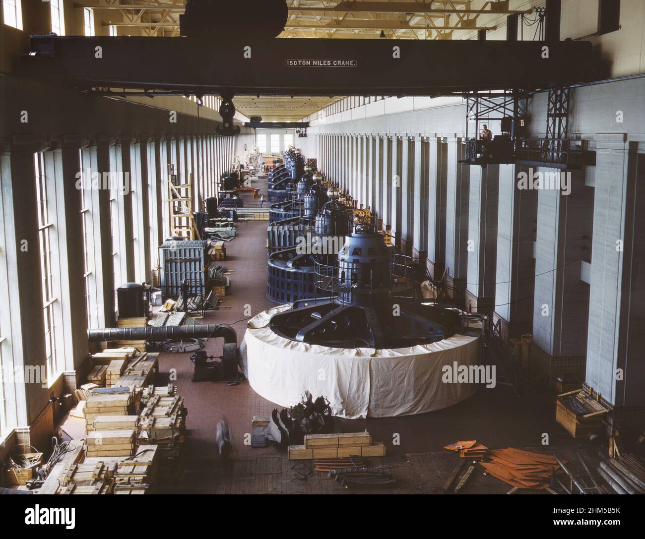 Acht Generatoreinheiten im Generatorraum des Wasserkraftwerks der Tennessee Valley Authority am Wilson Dam, Alabama, USA, Alfred T. Palmer, U.S. Office of war Information/U.S. Farm Security Administration, Juni 1942 Stockfoto
