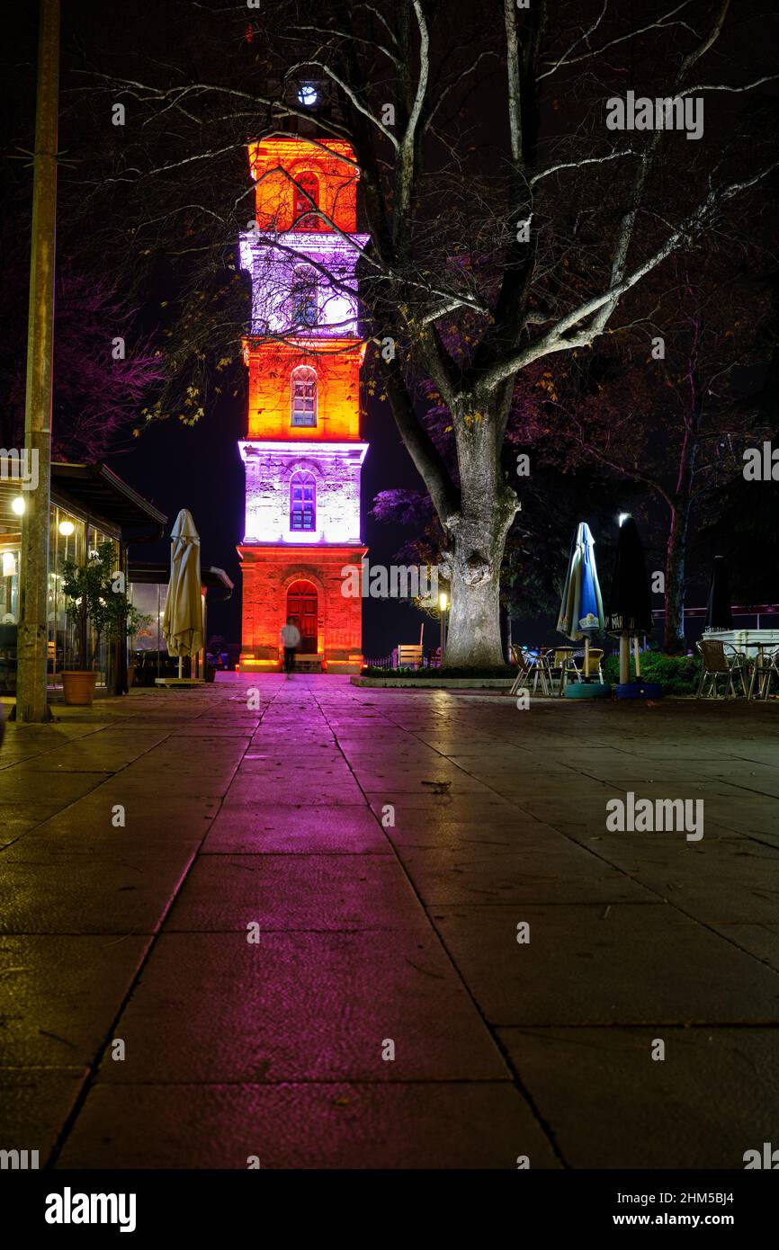 Niedriger Winkel Ansicht des Tophane Turms in Bursa, Nachtfoto von Bursa und beleuchteter alter Uhrenturm Stockfoto