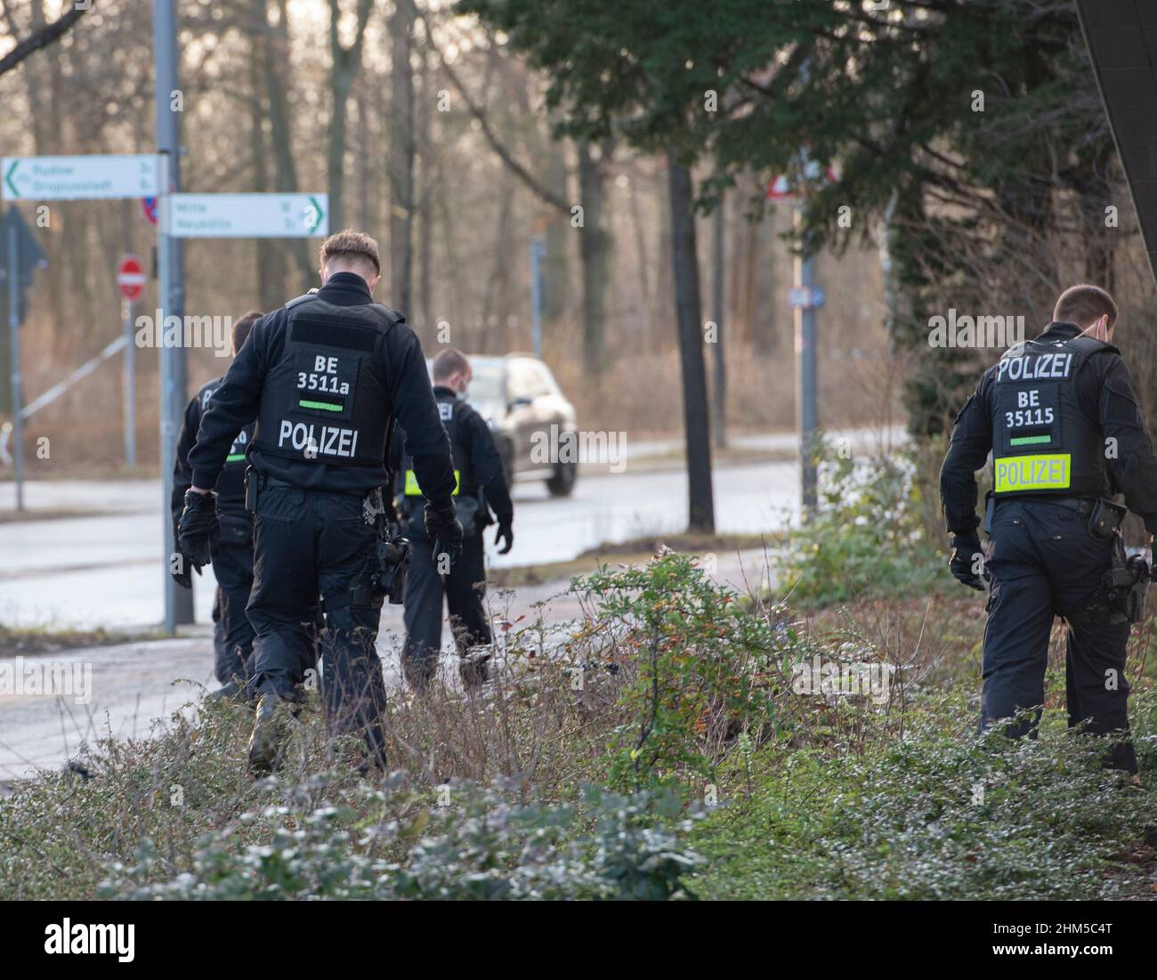 Berlin, Deutschland. 07th. Februar 2022. Unweit eines Kaufland-Ladens in der Gutschmidstraße im Stadtteil Britz in Neukölln suchen Polizisten nach Hinweisen. Nach Angaben der Polizei griffen mehrere Personen den Fahrer eines gepanzerten Autos vor dem Gebäude an. Dabei wurde Reizgas verwendet. Der Täter oder die Täter sind auf der Flucht. Quelle: Paul Zinken/dpa/Alamy Live News Stockfoto