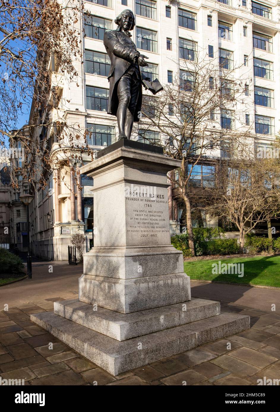 Statue von Robert Raikes, Gründer der Sonntagsschulen, von Thomas Brock, enthüllt vom Earl of Shaftesbury in Victoria Embankment Gardens, London, 1880 Stockfoto