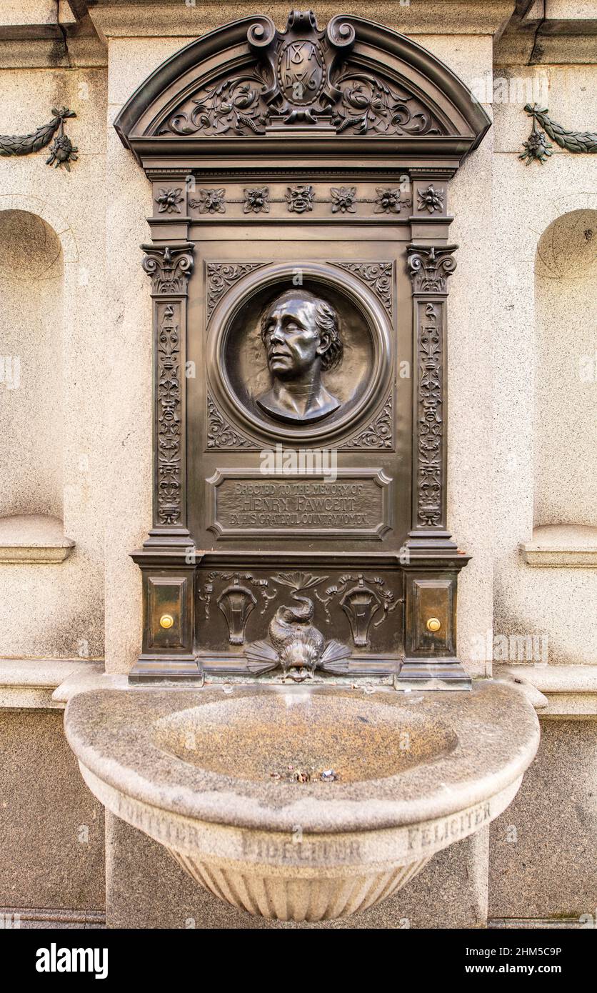 Das Henry Fawcett Memorial in Victoria Embankment Gardens, London; entworfen von Mary Grant (Relief) und George Frampton (ornamental Elements) (1886). Stockfoto