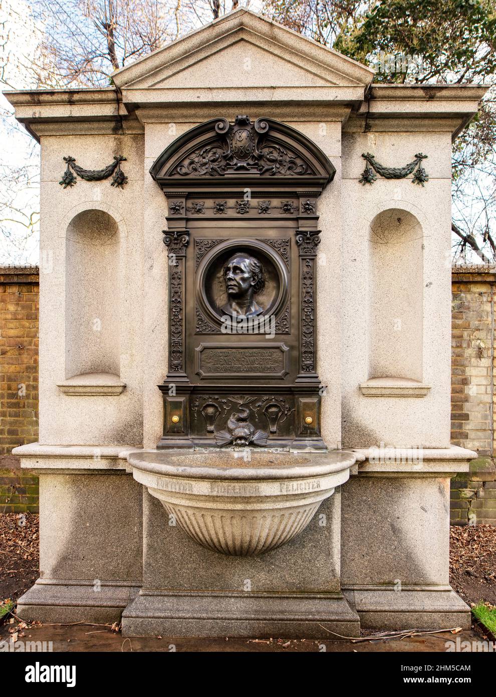 Das Henry Fawcett Memorial in Victoria Embankment Gardens, London; entworfen von Mary Grant (Relief) und George Frampton (ornamental Elements) (1886). Stockfoto