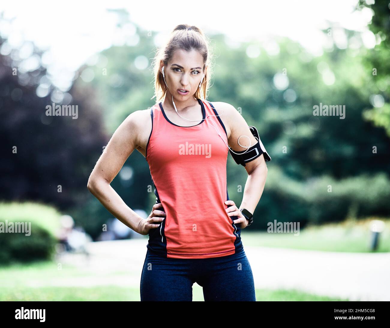 Fitness Frauenpark Bewegung Lifestyle Outdoor Sport gesunde weibliche Natur aktiv jung fit Training Athlet Stockfoto