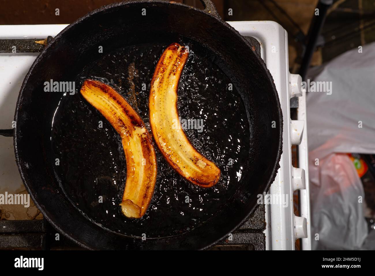 Gebratene Bananen in einer Pfanne. Rohe Bananen in Öl gekocht  Stockfotografie - Alamy