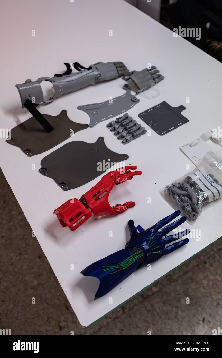 3D bedruckte Arm- und Handprothesenstücke aus Kunststoff bei Zaragoza MakerSpace Stockfoto