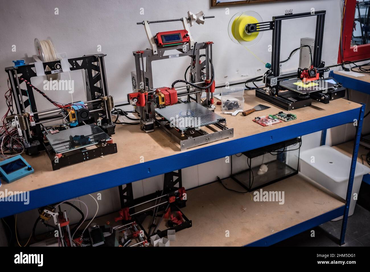 Verschiedene 3D Drucker auf dem Studiotisch Stockfoto
