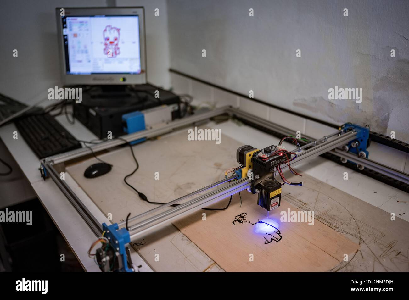 Laser-Holzdrucker bei Zaragoza MakerSpace, einer gemeinnützigen Vereinigung, die als Plattform dienen soll, um Projekte im Bereich tec zu erlernen und zu entwickeln Stockfoto