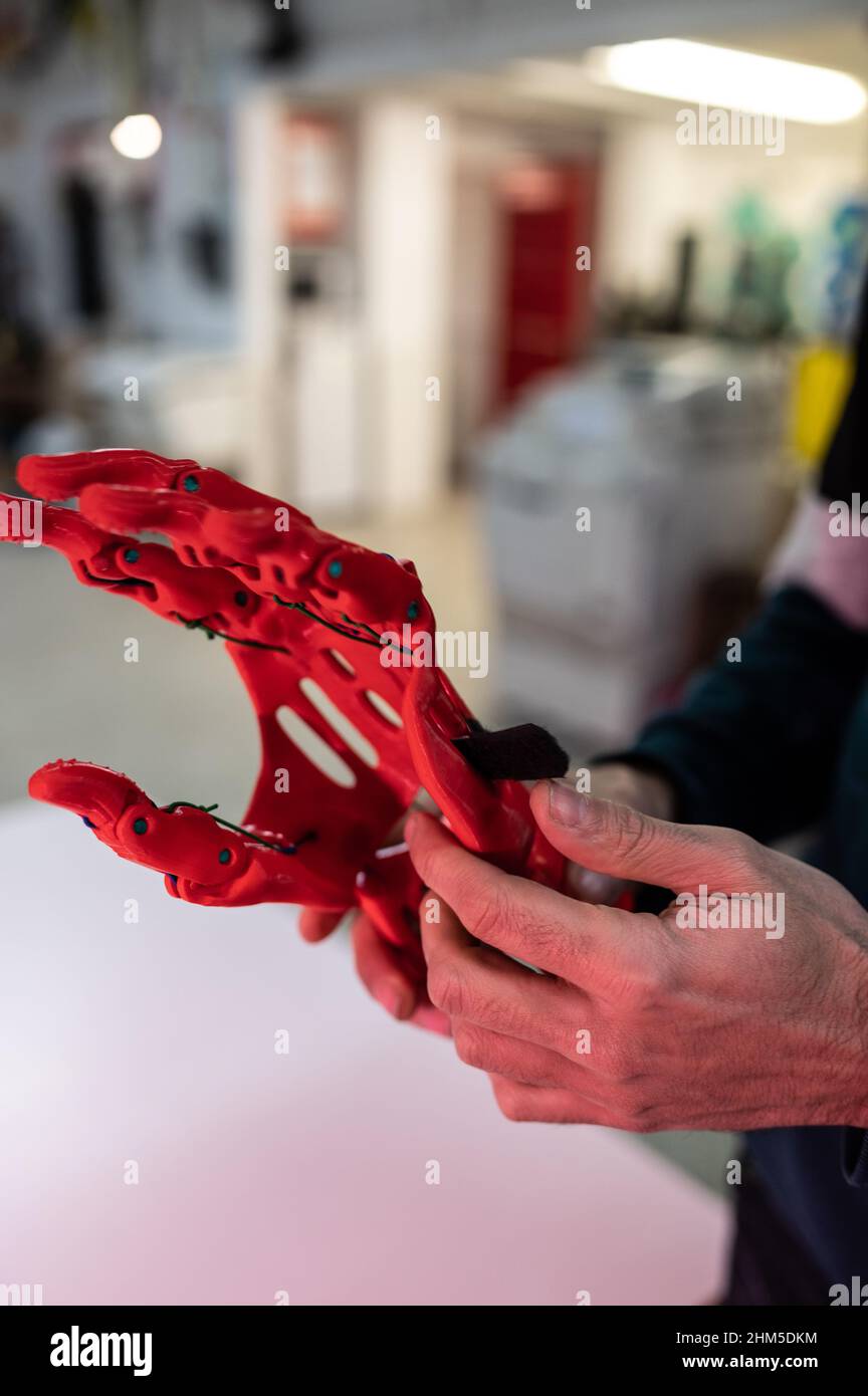 Mann mit einer bedruckten Kunststoff-Handprothese aus dem Jahr 3D im Zaragoza MakerSpace Stockfoto