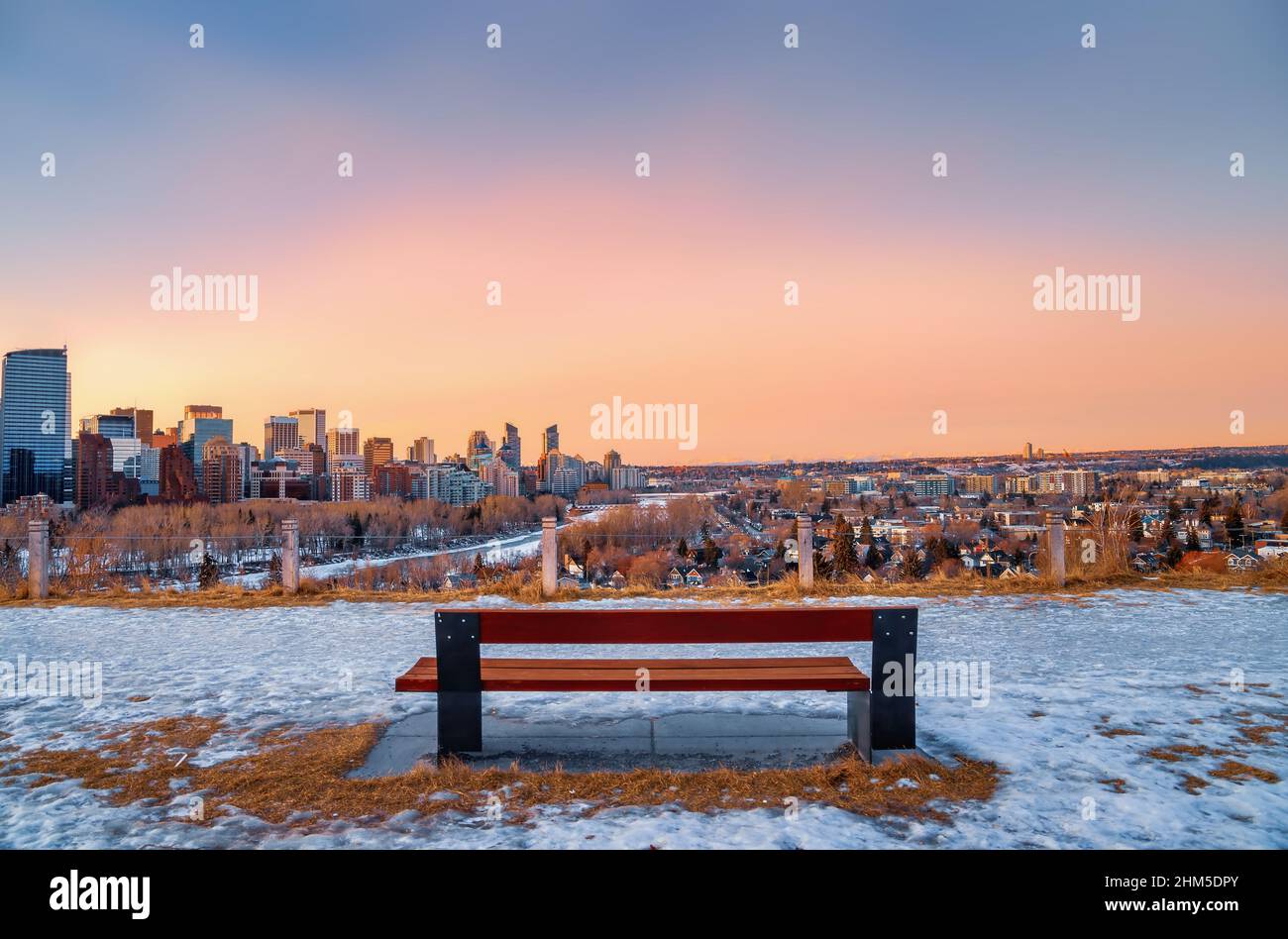 Bank Mit Blick Auf Calgary Bei Sonnenaufgang Stockfoto