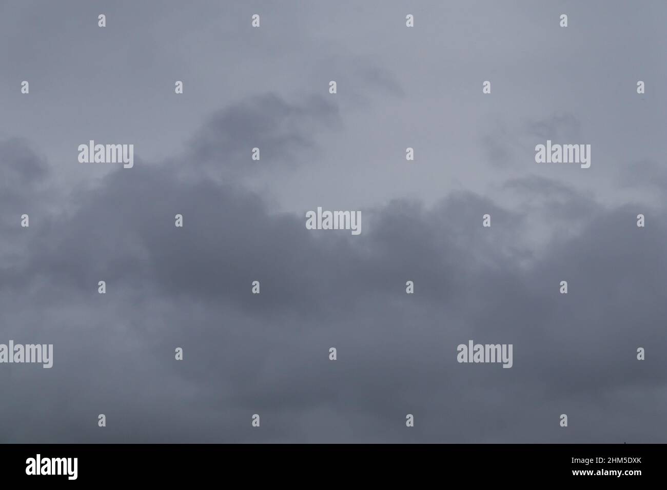 Bedeckt, Wolken am Himmel - grau bewölkt Himmel - Hintergrundstruktur Stockfoto