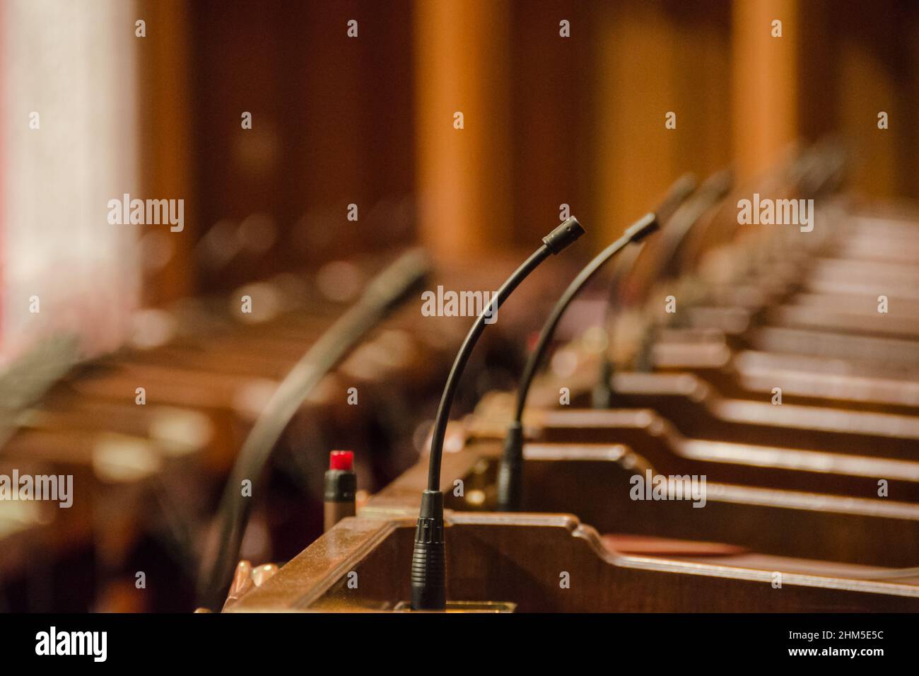 Mikrofone im parlamentsgebäude ohne Menschen. Makro-Foto farbig Stockfoto