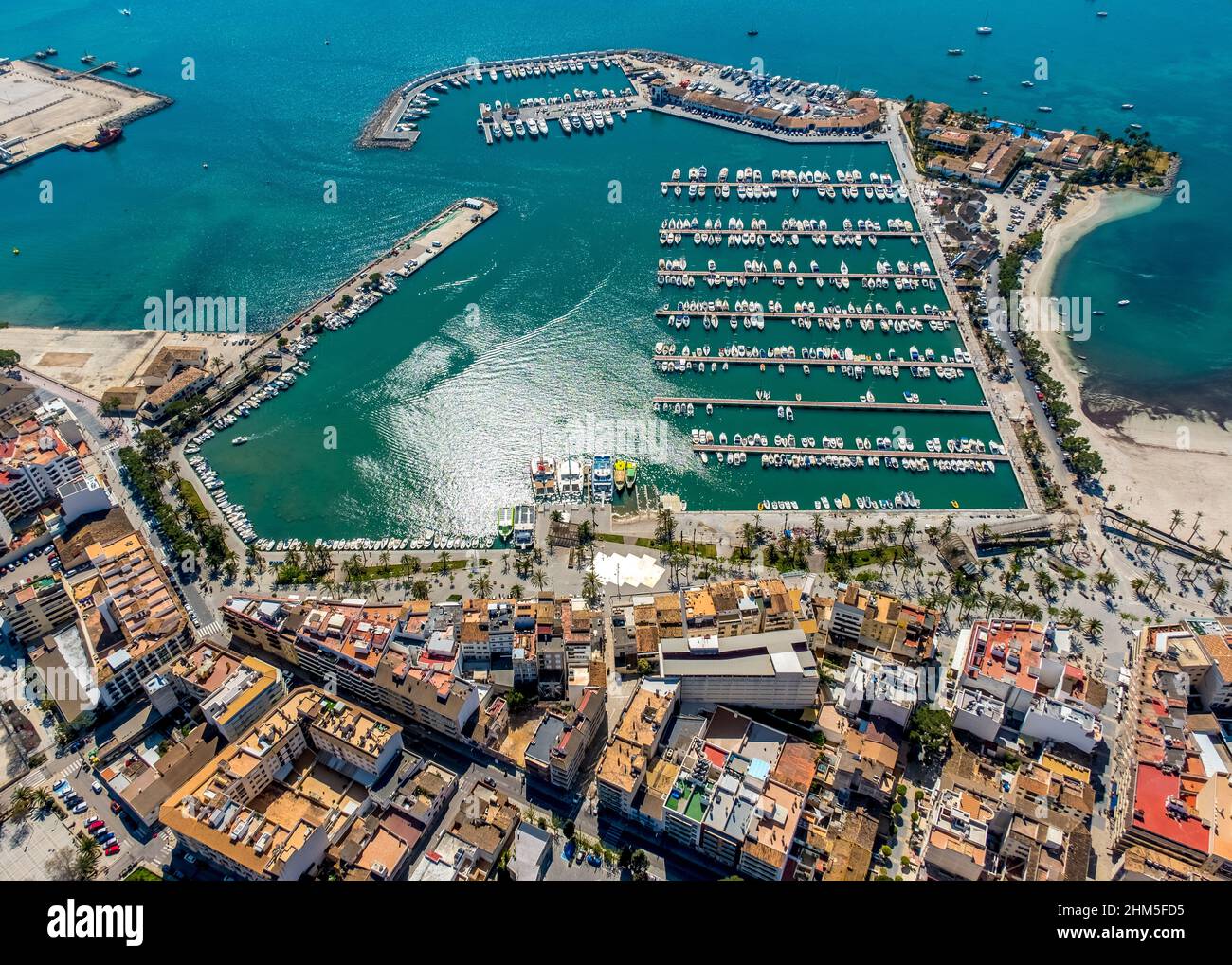 Luftbild, Hafen von Alcudia, Yachthafen, Segelboote, Port d'Alcúdia, Türkisfarbenes Wasser, Alcudia, Pla de na Tesa, Cabaneta (Sa), Mallorca, Baleareninsel, B Stockfoto