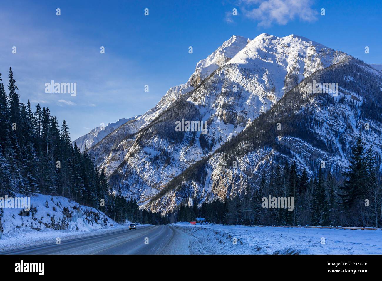 Mount Field vom Aussichtspunkt des Lower Spiral Tunnel auf dem TransCanada Highway in der Nähe des Kickng Horse Pass, British Columbia, Kanada. Stockfoto