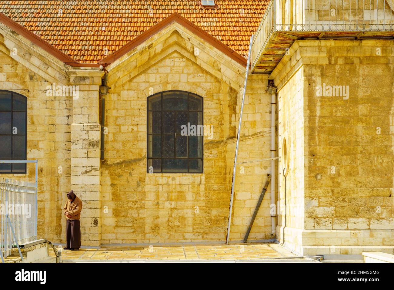 Jerusalem, Israel - 20. November 2021: Blick auf das Dach, mit einem Mönch, im Kloster des Heiligen Erlösers (San Salvador), in der Altstadt von Jerusalem, Stockfoto