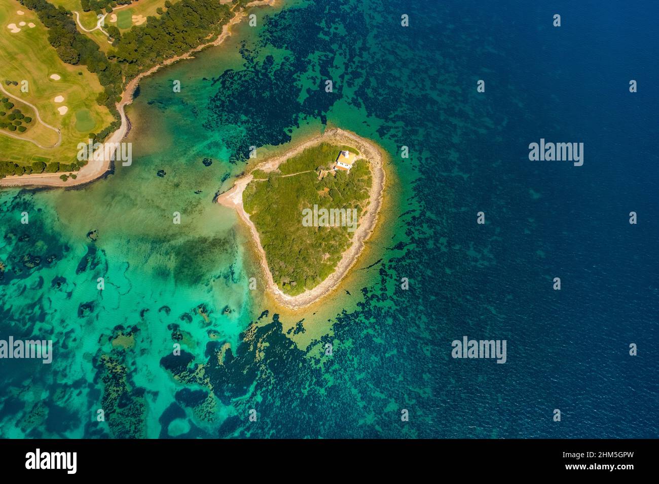 Luftaufnahme, Alcanada Lighthouse Island, im türkisgrünen Wasser, Alcanada Lighthouse Illa Alcanada, Pont d'Inca, Sa Creu Vermella/La Creu Vermella, Stockfoto