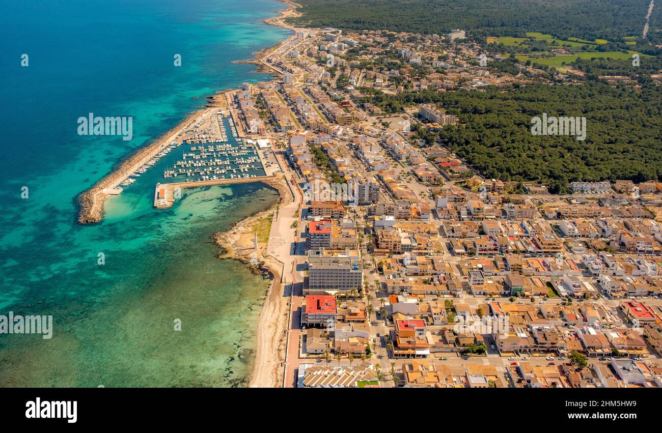 Luftbild, Yachthafen und Sandstrand von Can Picafort, Illes Balears, Mallorca, Balearen, Balearen, Balearen, Spanien, Bunyola, ESP, Europa Stockfoto