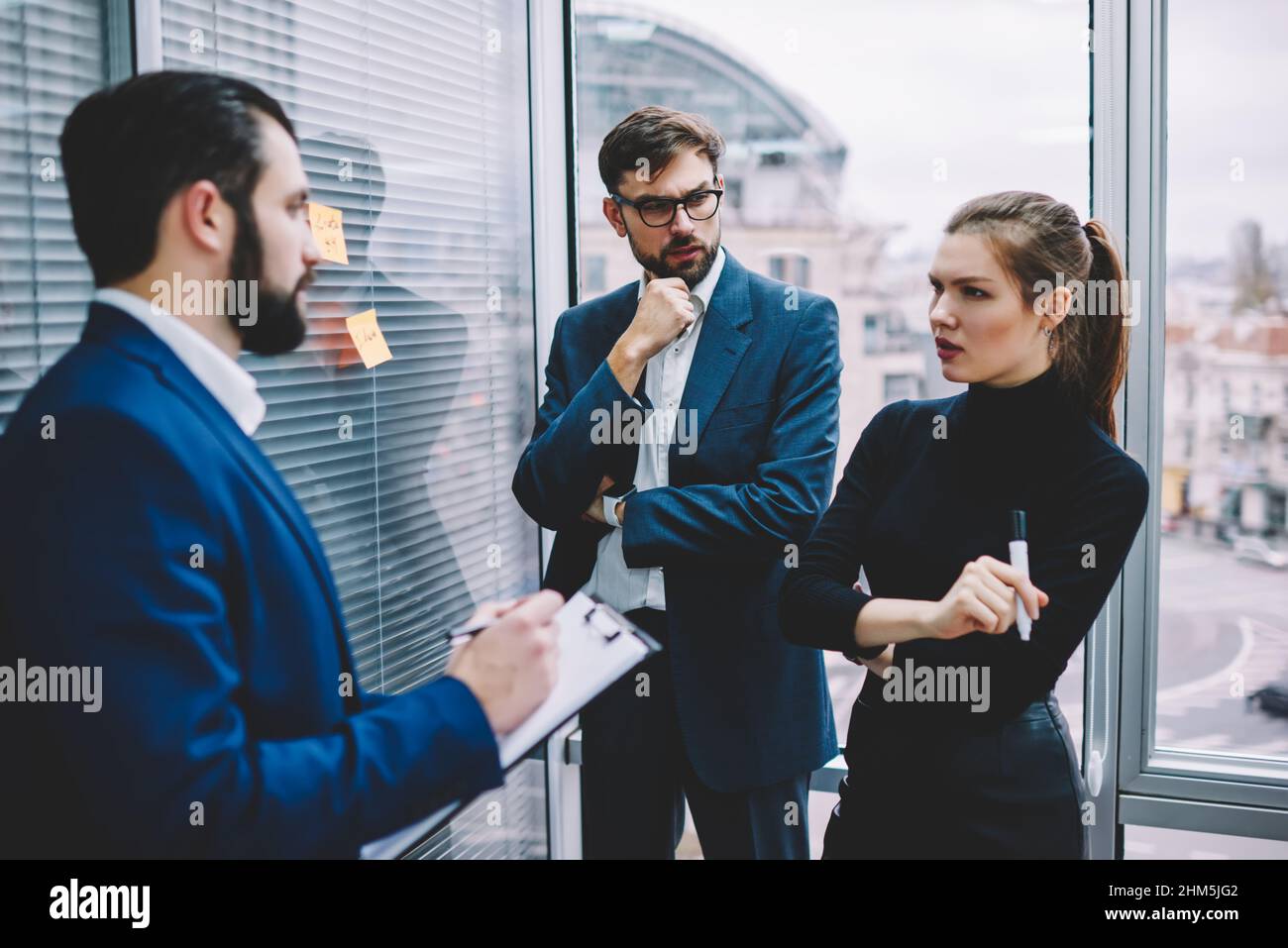 Geschäftsleute, die sich in der Bürolounge unterhalten Stockfoto