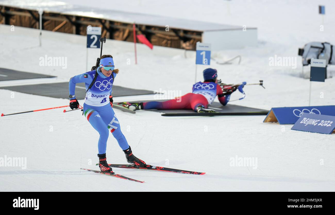 Zhangjiakou, Chinas Provinz Hebei. 7th. Februar 2022. Dorothea Wierer aus Italien tritt während der Biathlon-Frauen-15km-Einzelkämpfer im Nationalen Biathlon-Zentrum in Zhangjiakou, nordchinesische Provinz Hebei, am 7. Februar 2022, an. Quelle: Liu Chan/Xinhua/Alamy Live News Stockfoto