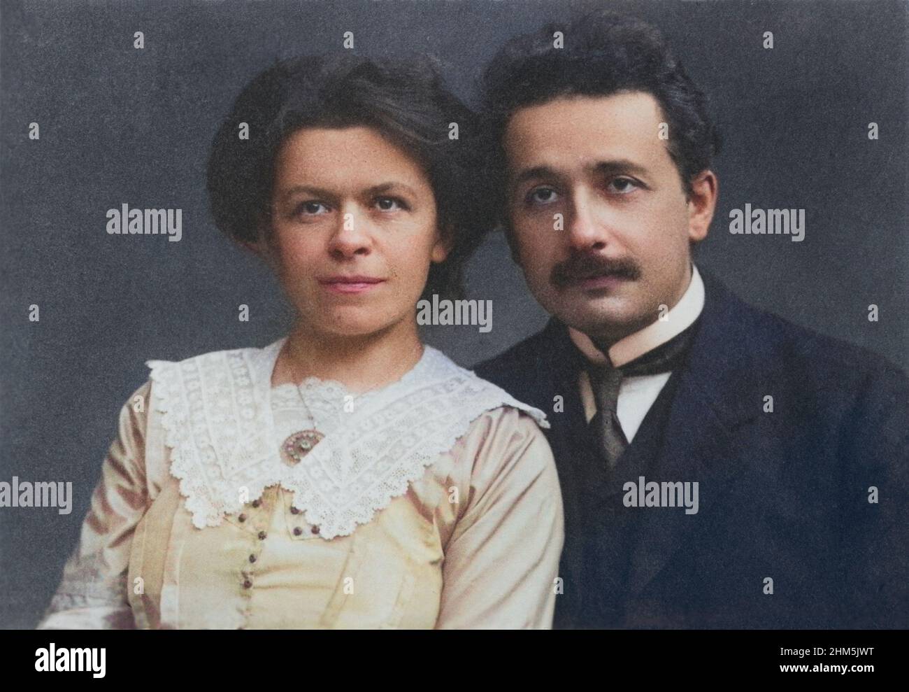 Albert Einstein (1879-1955) und seine erste Frau, Mileva 1912. (Eingefärbt) Stockfoto Albert Einstein (1879-1955) und seine erste Frau, Mileva 1912. (Eingefärbt) Stockfoto