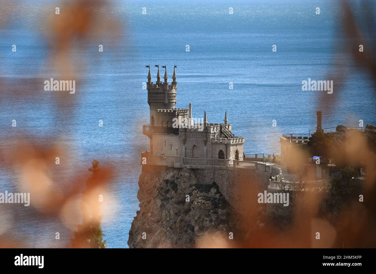 Blick auf Jalta. „Swallow's Nest“ ist eine gotische Burg auf einer steilen Klippe des Kap Ai-Todor in der städtischen Siedlung Gaspra. 06.02.2022 Russland, Krim, Jalta Bildnachweis: Viktor Korotaev/Kommersant/Sipa USA Stockfoto