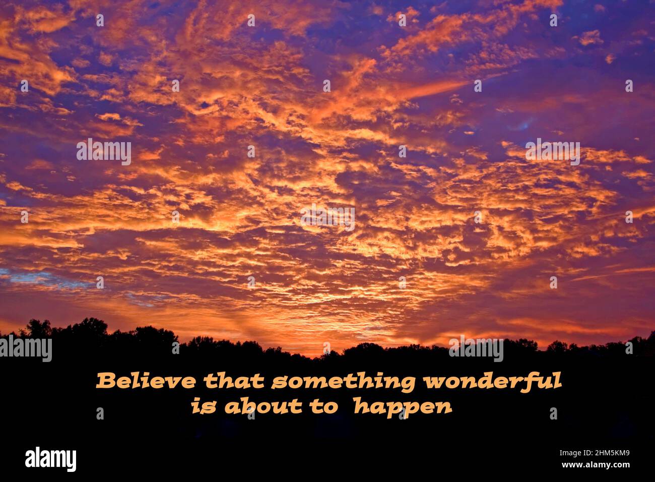 goldener Sonnenaufgang; dramatischer Himmel; Text, Worte, Wolken; Natur; Pennsylvania; Chester County, PA, Sommer; Horizontal Stockfoto