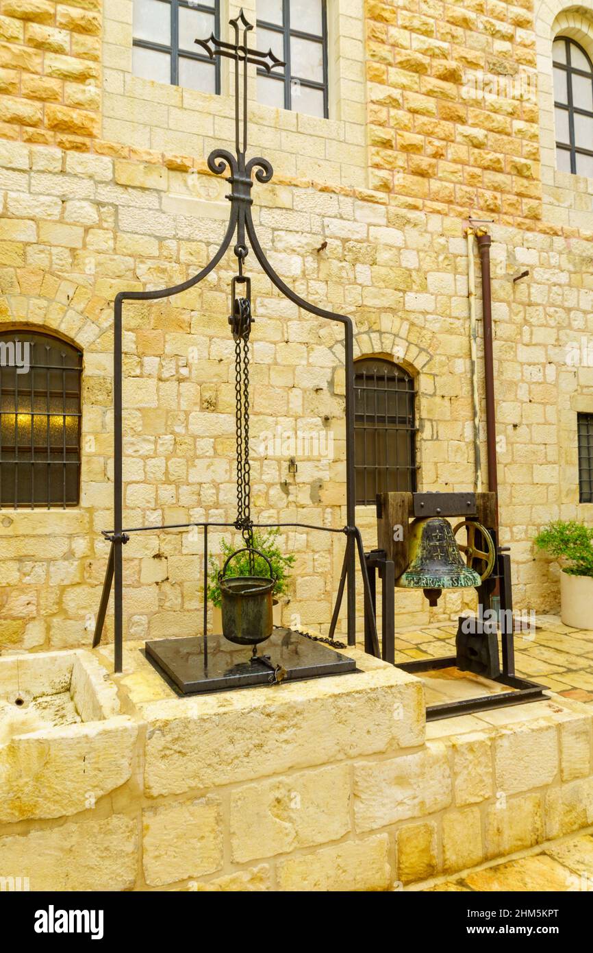 Blick auf einen Brunnen, im Hof des Klosters des Heiligen Erlösers (San Salvador), in der Altstadt von Jerusalem, Israel. Text: Heiliges Land Stockfoto