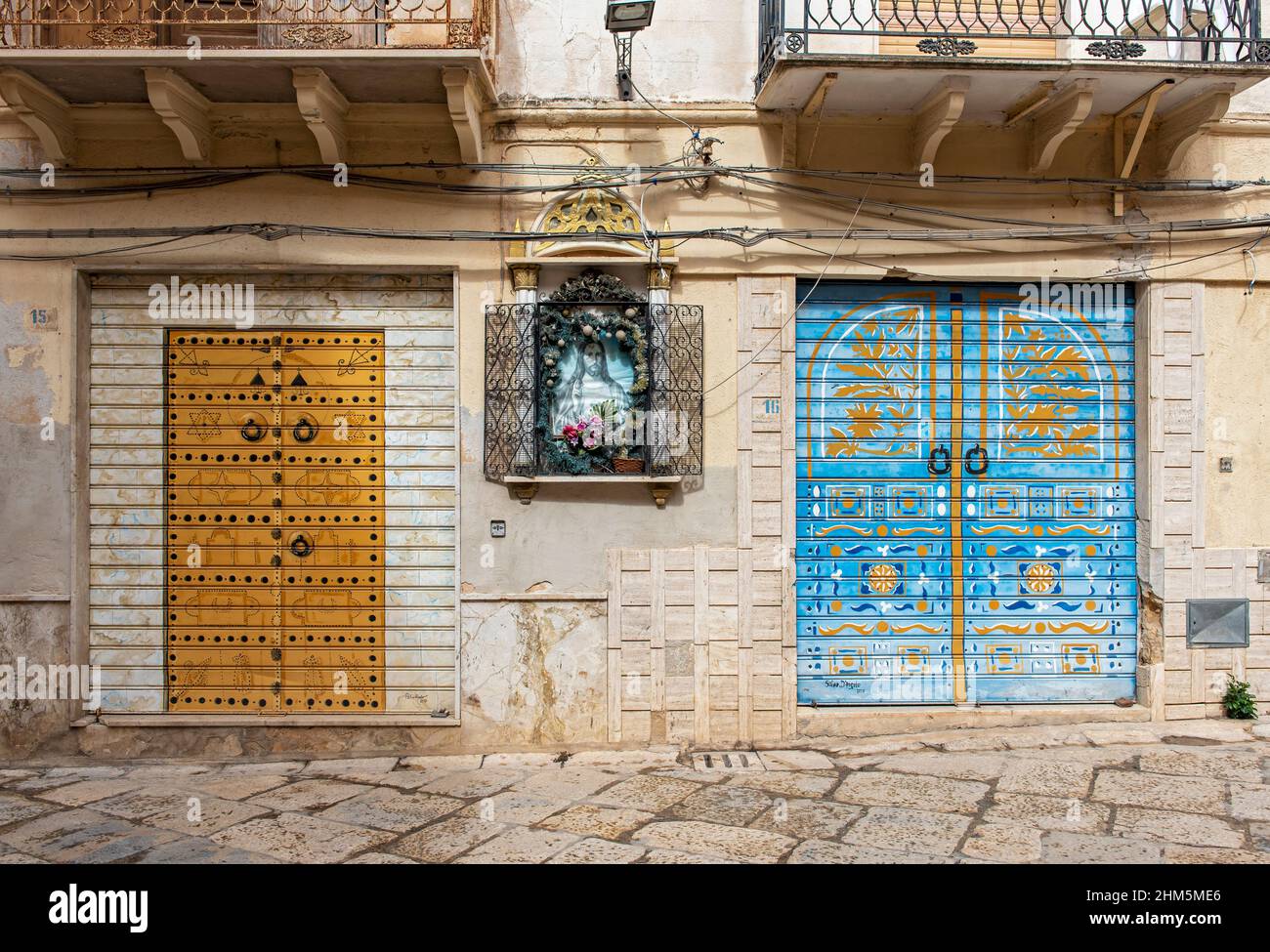 Bunt bemalte Rollläden auf Schaufenster, Kasbah Mazara del Vallo, Sizilien, Italien Stockfoto