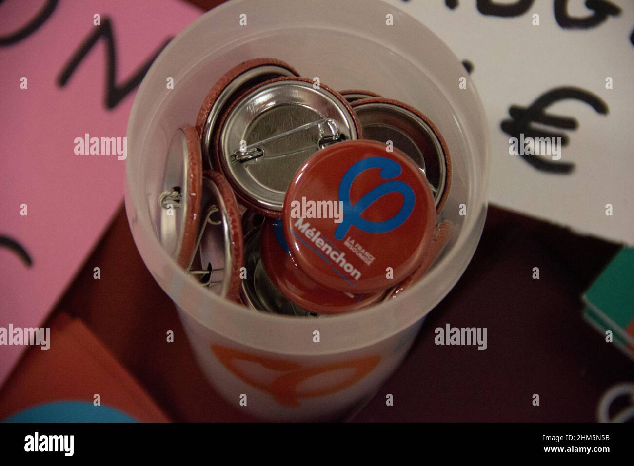 Bewegung Kampagne Zubehör Frankreich Insoumise. Die Leckereien des Wahlkampfes JLM 2017 von Jean-Luc Mélenchon, Kandidat bei den Präsidentschaftswahlen. Frankreich. Stockfoto