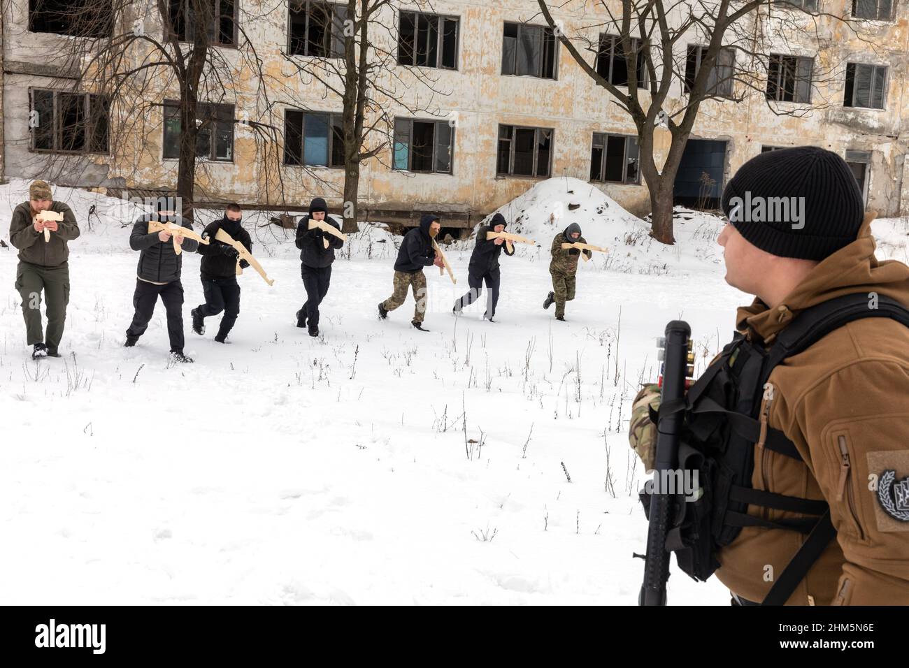 KIEW, UKRAINE - 06. Februar 2022: Territoriale Verteidigungsübungen inmitten der Drohung einer russischen militärischen Invasion der Ukraine. Militärübungen für Zivilisten in Kiew, Ukraine Stockfoto