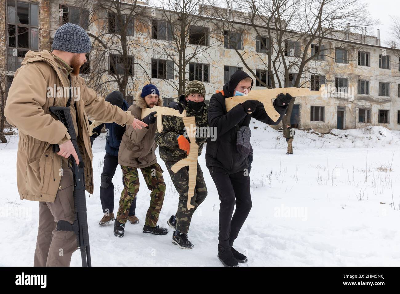KIEW, UKRAINE - 06. Februar 2022: Territoriale Verteidigungsübungen inmitten der Drohung einer russischen militärischen Invasion der Ukraine. Militärübungen für Zivilisten in Kiew, Ukraine Stockfoto