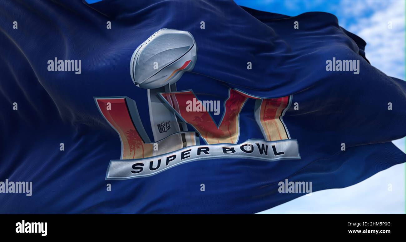 Inglewood, CA, USA, Januar 2022: Die Flagge mit dem LVI Super Bowl Logo winkt im Wind. Das Spiel wird voraussichtlich am 13. Februar 2022 stattfinden Stockfoto