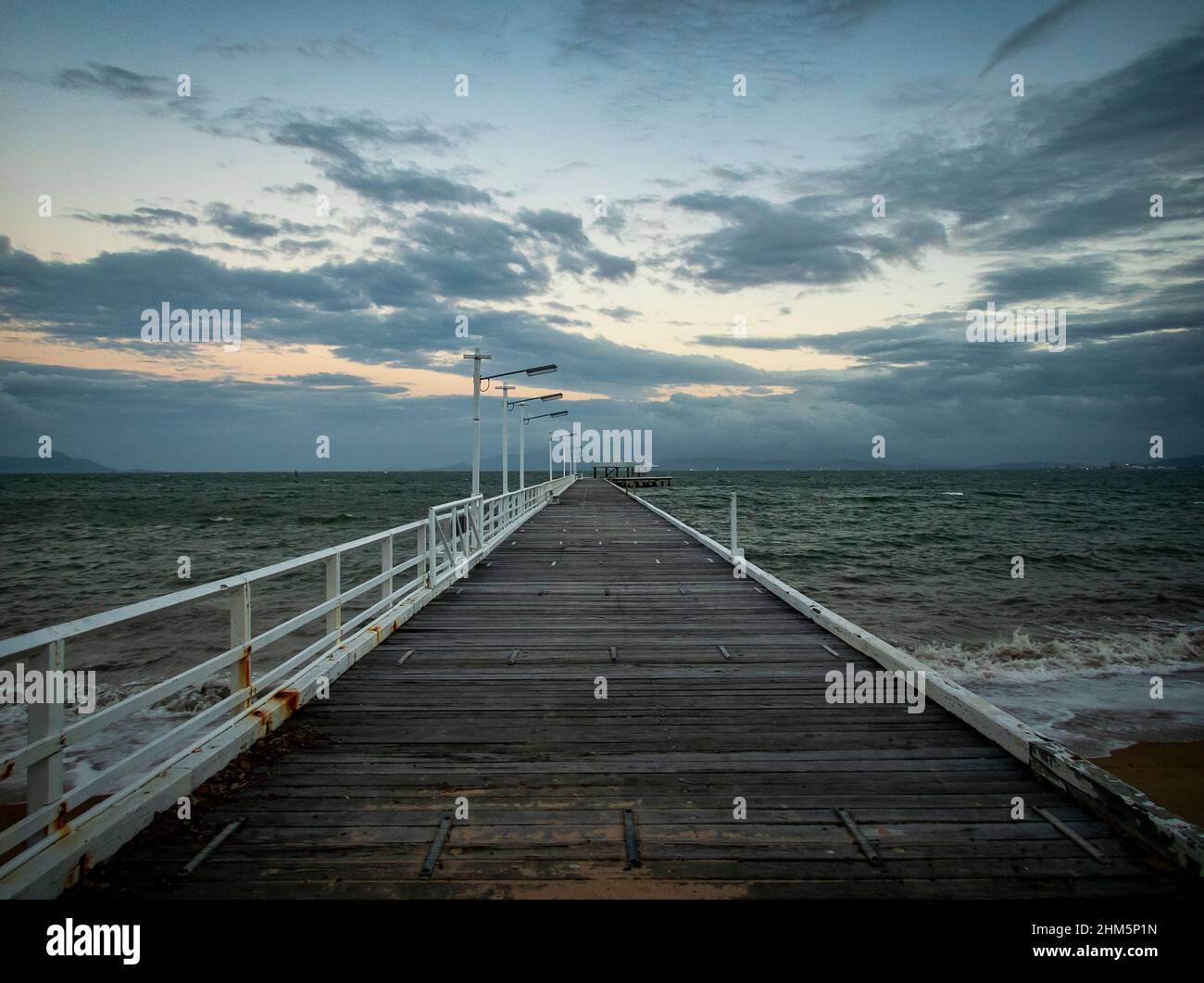 Picknick Bay Jetty, Magnetic Island Queensland Australien in der Abenddämmerung Stockfoto