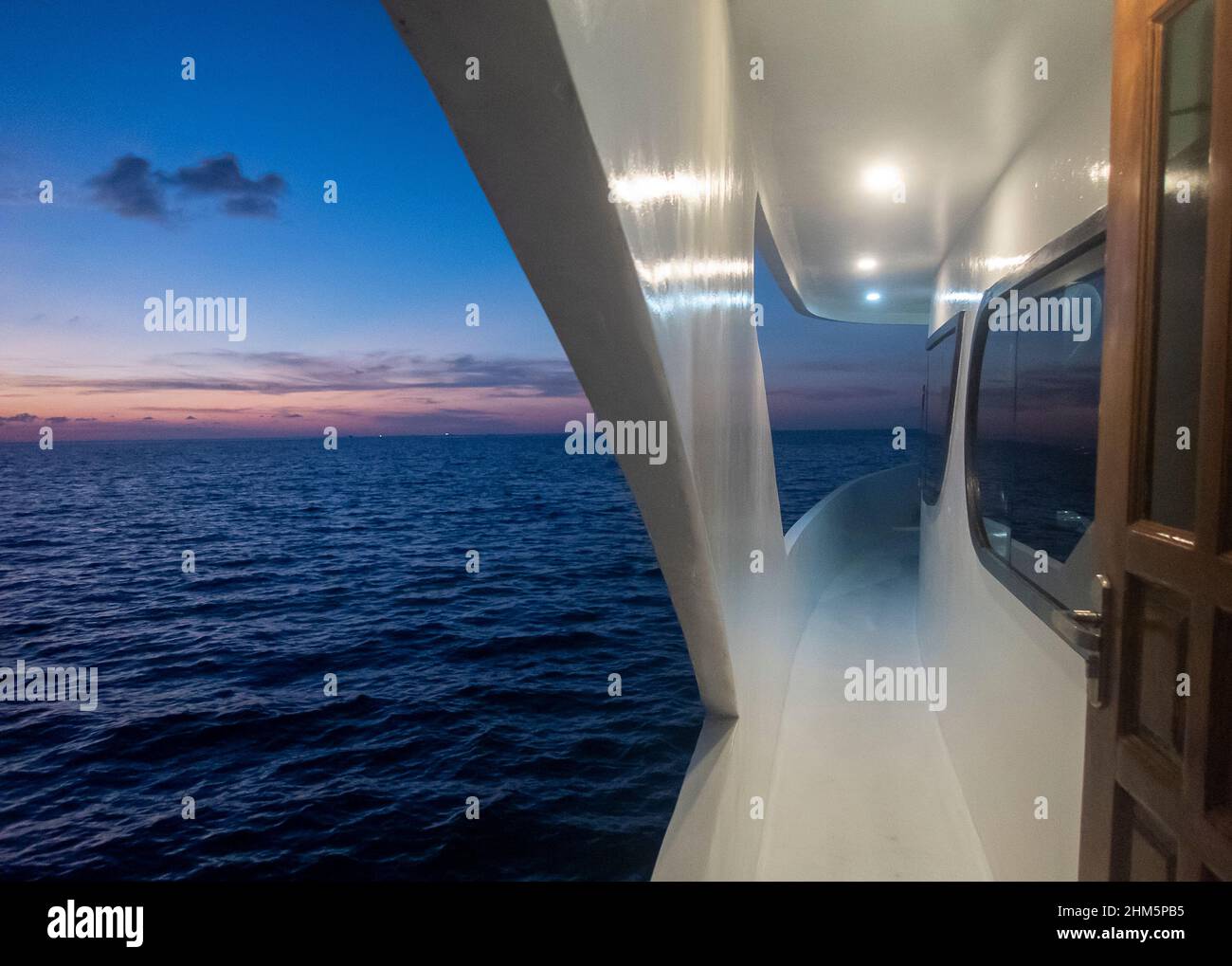 Abendhimmel mit Teilblick auf das Tauchsafari-Boot auf den Malediven Stockfoto