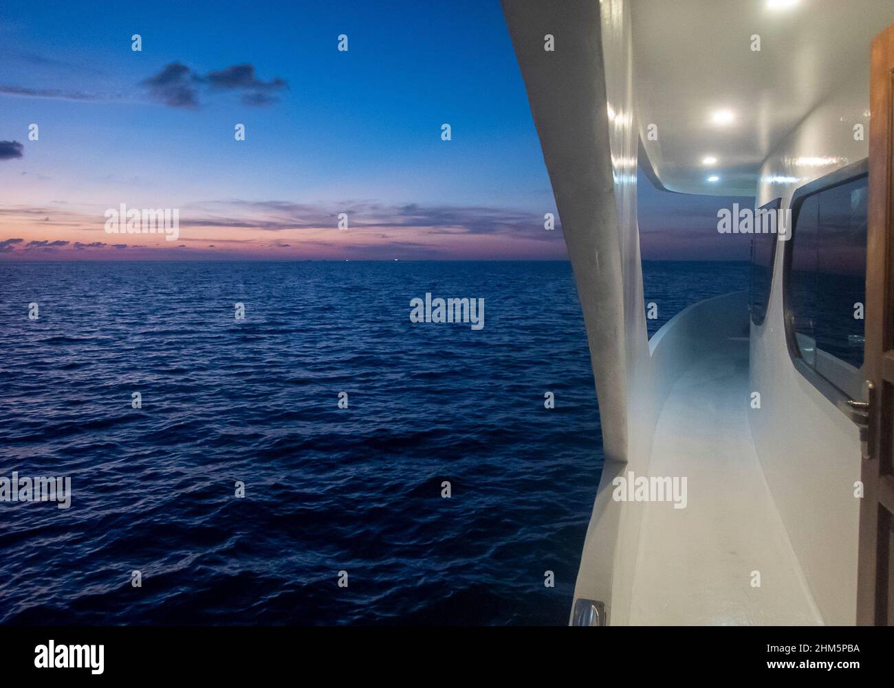 Abendhimmel mit Teilblick auf das Tauchsafari-Boot auf den Malediven Stockfoto